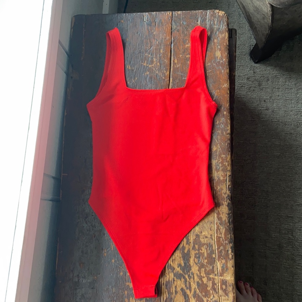 FLOUNCE Club petite square neck red bodysuit
